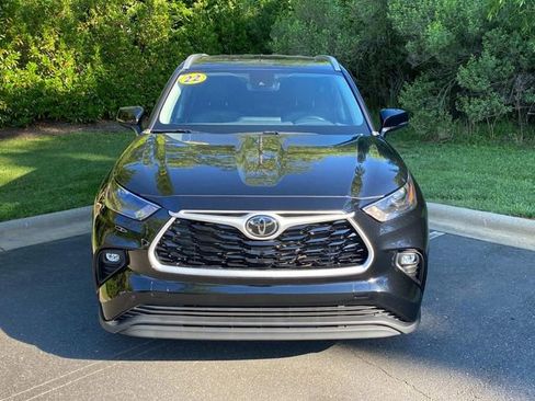 Used 2022 Toyota Highlander XLE FWD image 2
