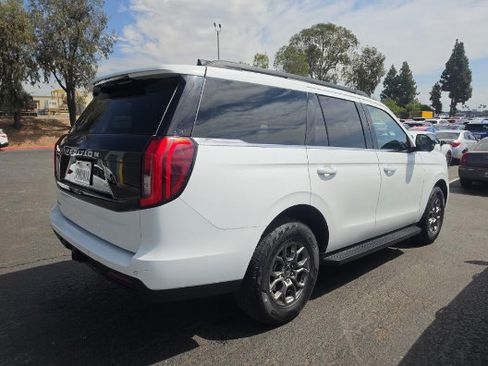 Used 2025 Ford Expedition Active RWD image 3