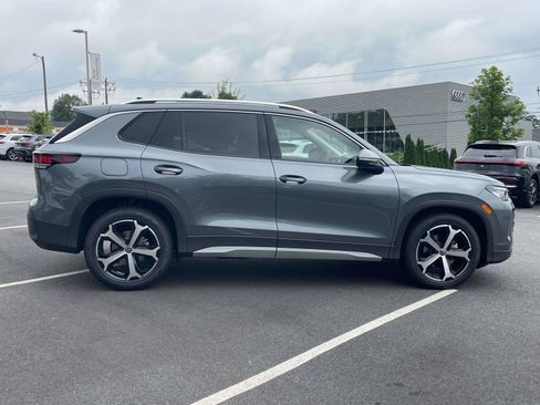 New 2026 Volkswagen Tiguan SE FWD image 8