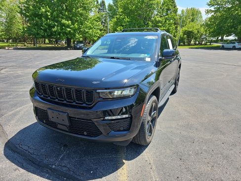 Used 2023 Jeep Grand Cherokee Limited w/ Luxury Tech Group II AWD/4WD image 2