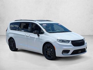 Used 2025 Chrysler Pacifica Limited FWD video 3