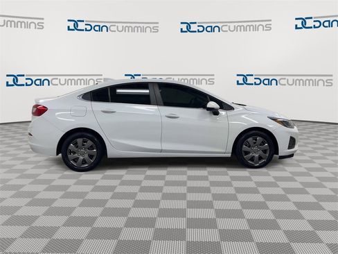 Used 2019 Chevrolet Cruze LT image 9