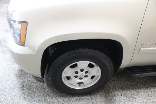 Used 2007 Chevrolet Suburban LT w/ LT Preferred Equipment Group AWD/4WD image 8