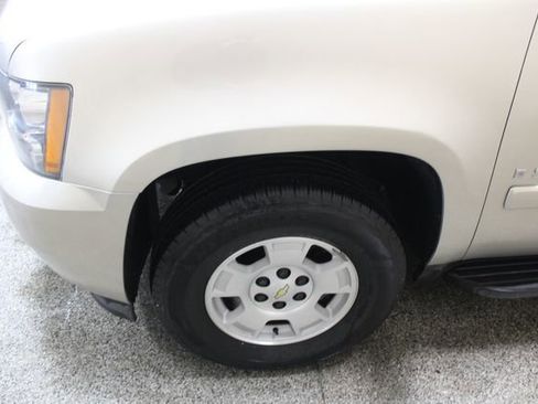 Used 2007 Chevrolet Suburban LT w/ LT Preferred Equipment Group image 8