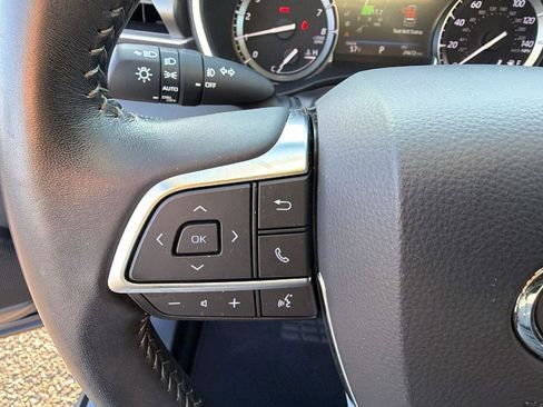 Used 2021 Toyota Highlander XLE AWD/4WD image 28