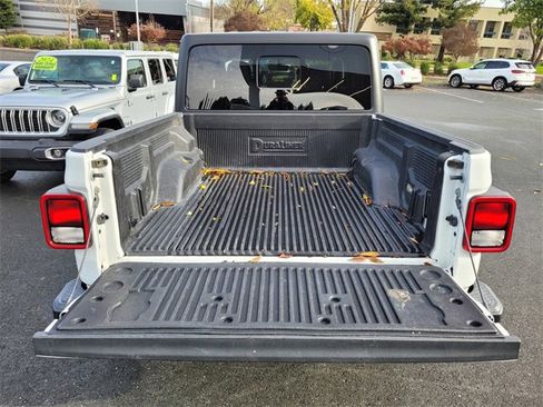 Used 2023 Jeep Gladiator Overland image 12