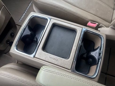 Used 2013 Chrysler Town & Country Touring FWD image 28