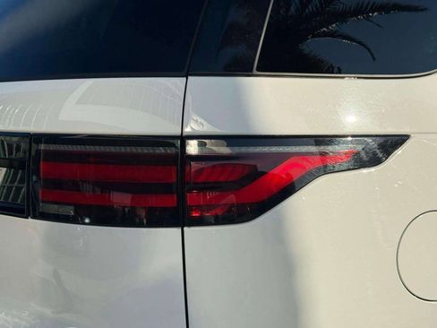 Used 2025 Land Rover Discovery S image 13