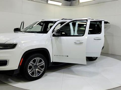 Used 2024 Jeep Wagoneer L Series II RWD image 30