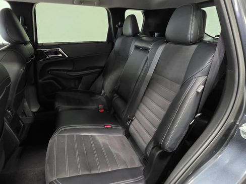Used 2024 Mitsubishi Outlander SE AWD/4WD image 16