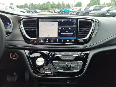 New 2027 Chrysler Pacifica Select FWD image 7
