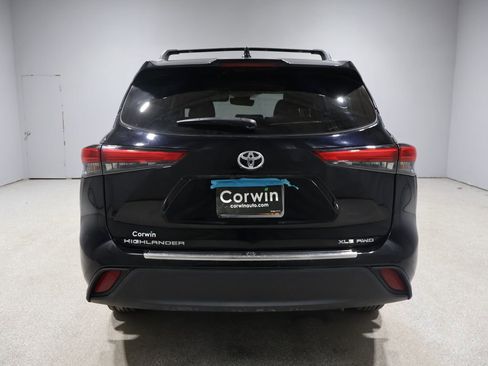 Used 2023 Toyota Highlander XLE image 3