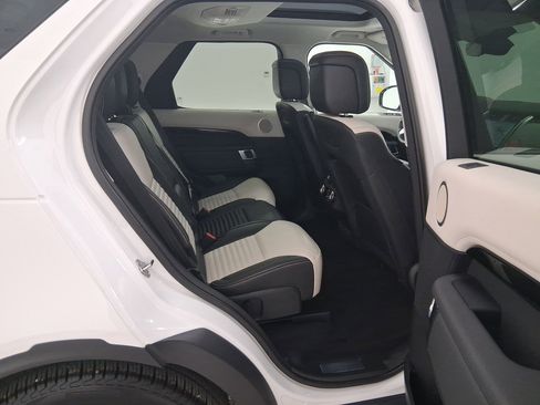 New 2025 Land Rover Discovery S image 32