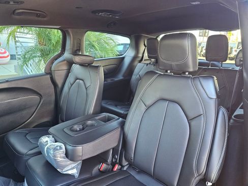 New 2026 Chrysler Pacifica Select image 26