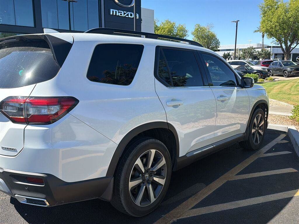 Used 2025 Honda Pilot Touring image 3