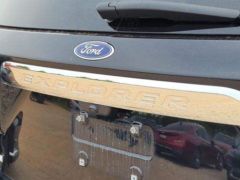Used 2023 Ford Explorer XLT image 5