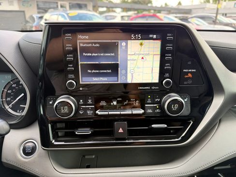 Used 2021 Toyota Highlander XLE AWD/4WD image 34