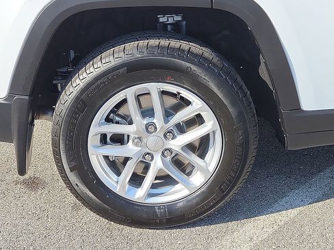 Used 2025 Jeep Grand Cherokee L Laredo image 7