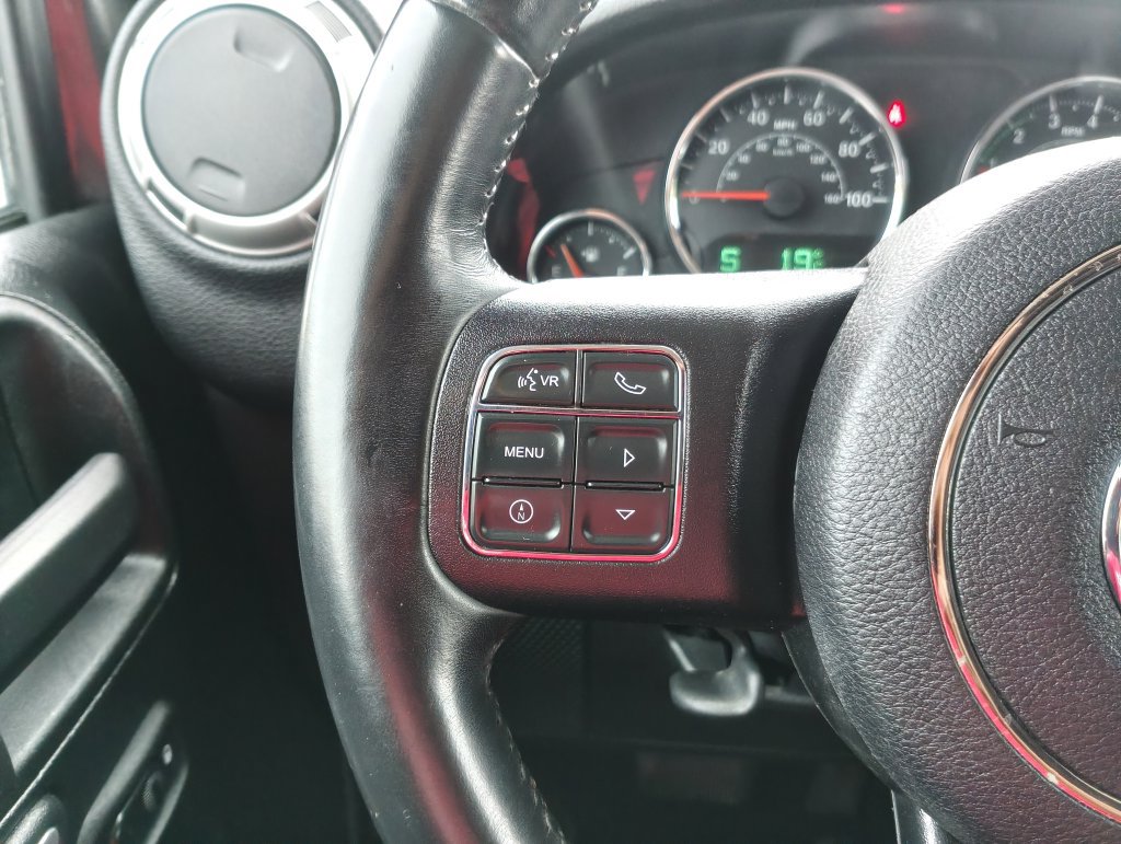 Used 2018 Jeep Wrangler Unlimited Sahara w/ Connectivity Group AWD/4WD image 22
