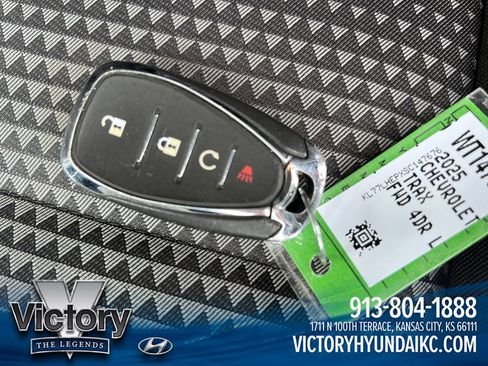 Used 2025 Chevrolet Trax LT FWD image 29