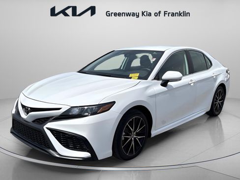 Used 2024 Toyota Camry SE w/ Convenience Package image 3