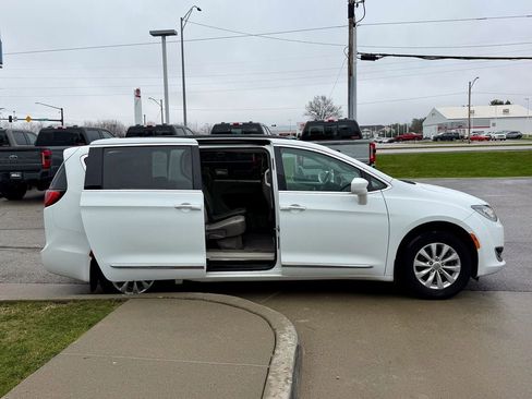 Used 2017 Chrysler Pacifica Touring-L FWD image 23