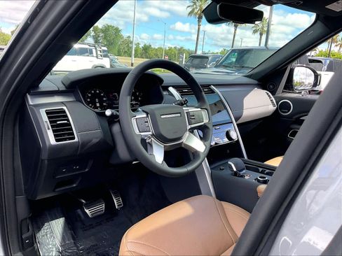 Used 2025 Land Rover Discovery Dynamic SE AWD/4WD image 14