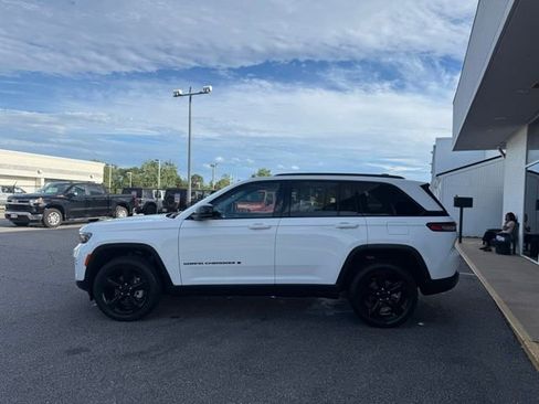 Used 2023 Jeep Grand Cherokee Limited w/ Black Appearance Package AWD/4WD image 26