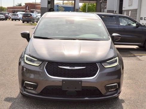 Used 2023 Chrysler Pacifica Touring-L FWD image 3
