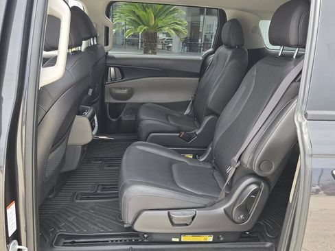 Used 2025 Kia Carnival FWD image 12