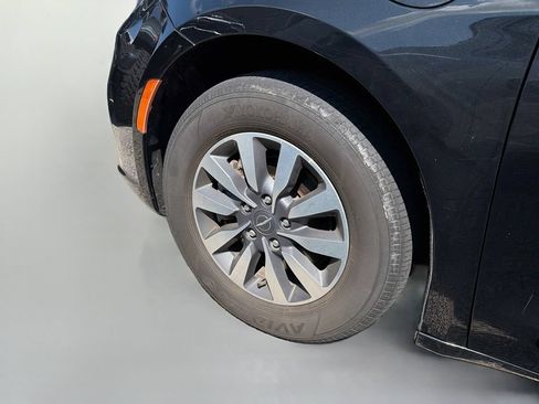 Used 2023 Chrysler Pacifica Limited FWD image 9