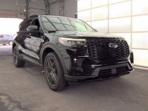 Used 2025 Ford Explorer ST-Line w/ ST-Line Street Pack AWD/4WD image 3
