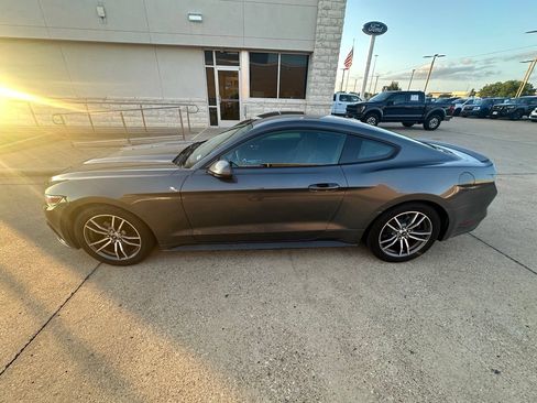 Used 2017 Ford Mustang Coupe RWD image 8