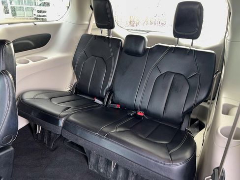 Used 2022 Chrysler Pacifica Touring-L image 22