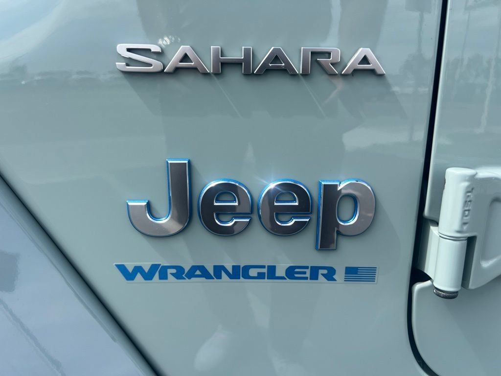 Used 2024 Jeep Wrangler Unlimited Sahara w/ Technology Group AWD/4WD image 27