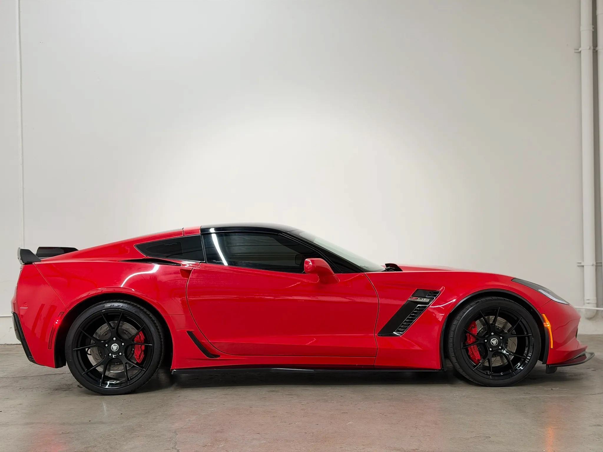 Used 2015 Chevrolet Corvette Z06 w/ 3LZ Preferred Equipment Group RWD image 5