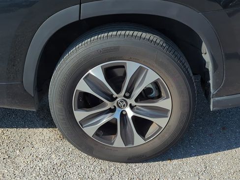 Used 2023 Toyota Highlander XLE image 6