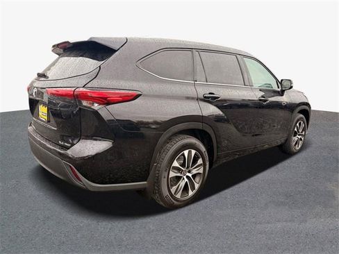 Used 2021 Toyota Highlander XLE image 3