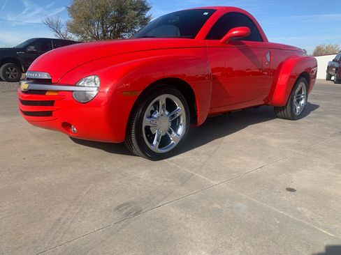 Used 2005 Chevrolet SSR w/ Preferred Equipment Group image 3