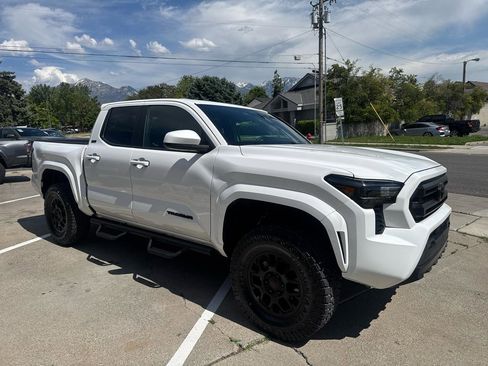 Used 2025 Toyota Tacoma SR5 AWD/4WD image 3