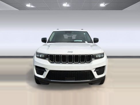 Used 2023 Jeep Grand Cherokee Laredo w/ Luxury Tech Group I AWD/4WD image 5