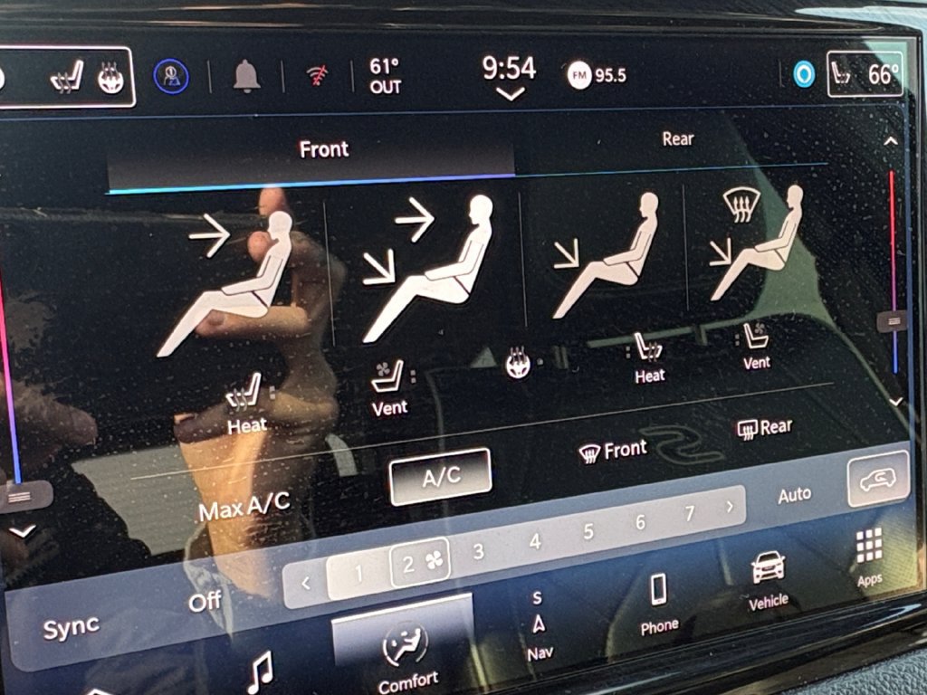 Used 2024 Chrysler Pacifica Premium FWD image 33