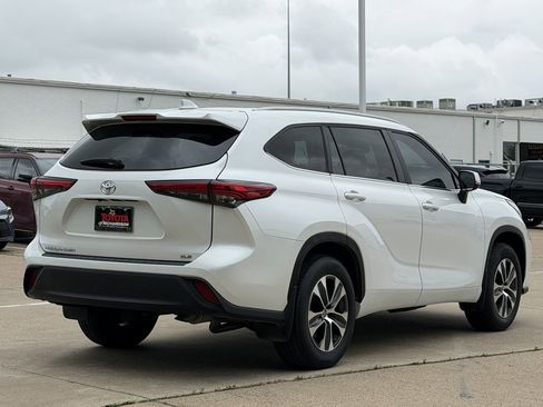 Used 2023 Toyota Highlander XLE image 4
