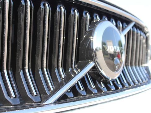 New 2025 Volvo XC40 B5 Plus w/ Protection Package Premier image 56