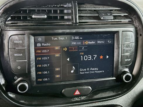 Used 2025 Kia Soul LX w/ LX Technology Package FWD image 21