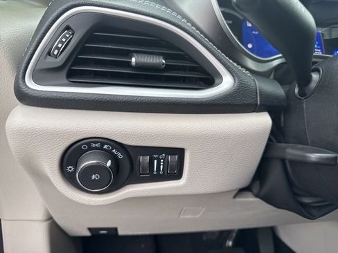 Used 2023 Chrysler Pacifica Touring-L image 25