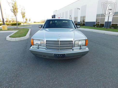 Used 1990 Mercedes-Benz 300 SE image 2
