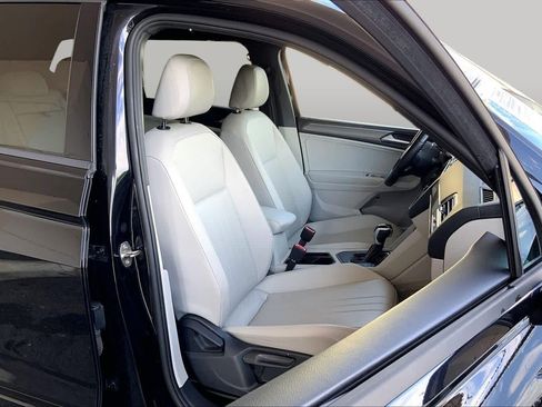 Used 2023 Volkswagen Tiguan SE R-Line FWD image 9