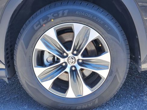 Certified 2025 Toyota Highlander XLE image 7