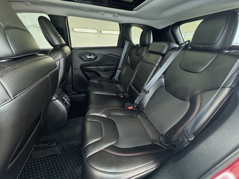 Used 2019 Jeep Cherokee Trailhawk w/ Comfort & Convenience Group AWD/4WD image 17